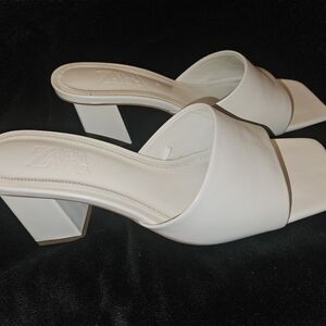 Only use one time, very good condition,size 39, light grey, Zara sandals